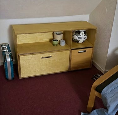 Individuelle Kommode aus Multiplex in einem WG Zimmer in der Ecke