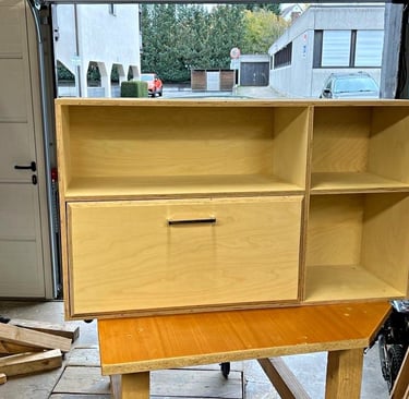 Individuelle Kommode aus Multiplex handgefertigt auf einem Tisch in einer Garage