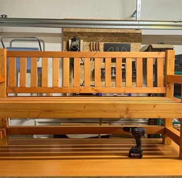 Outdoor Bank handgefertigt aus Douglasien Holz auf einem Tisch in einer Werkstatt