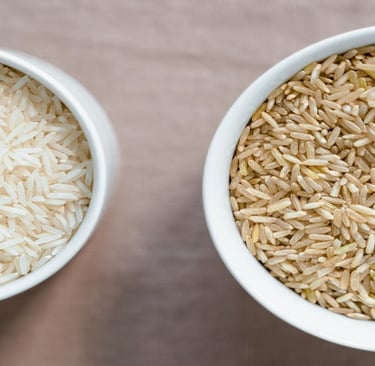 Brown rice and white rice in bowls