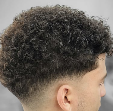 Corte de cabello en peluquería de caballeros duquesa