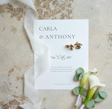 Faire-part de mariage et boutonnières élégantes, reflétant une organisation partielle sur mesure