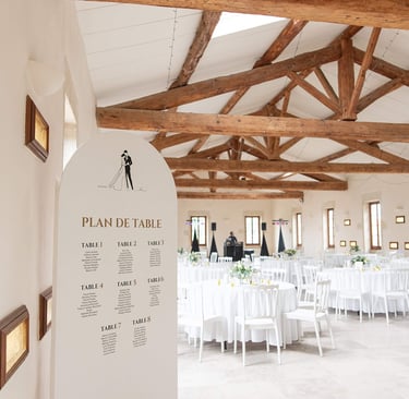 Salle de réception décorée avec élégance, mise en scène et scénographie de mariage par Clair Agence 