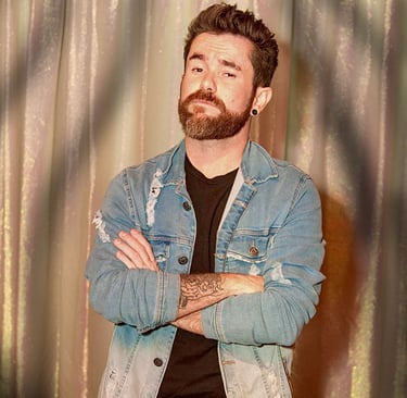 Singer Leo Couto wearing a light denim jacket over a black t-shirt.