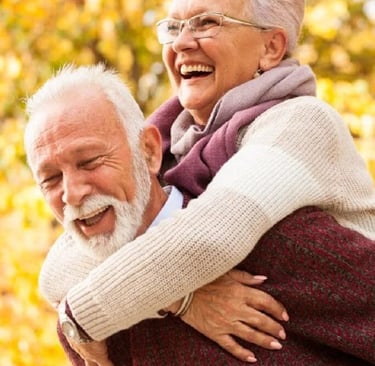 um homem idoso feliz e uma mulher se abraçando no outono