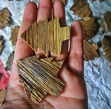 Natural corn husk table confetti,beautiful brown christmas tree table decor in christmas moment 