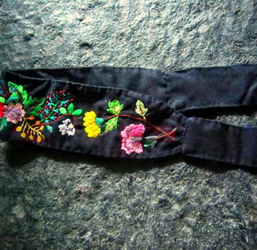 Folding black blossom embroidery hair band 