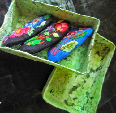 Green mini paper jewelry box opened with lid 