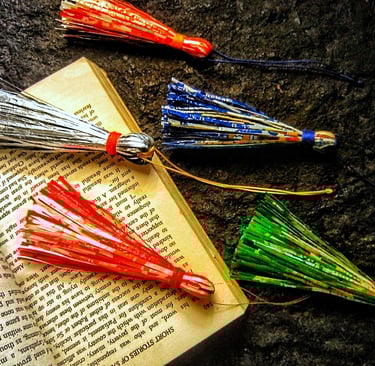 One det cheerful recycle plastic tassel ornament 
