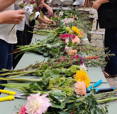Atelier créatif team building en entreprise pour une équipe. réaliser un bouquet de fleurs fraiches