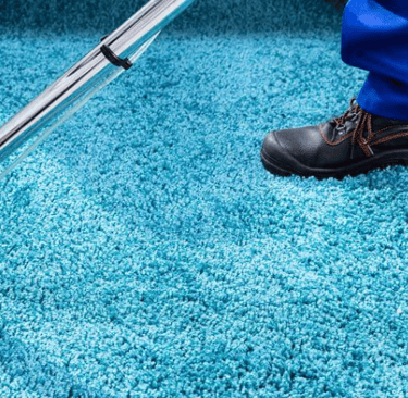 Agent qui nettoie un tapis a rennes