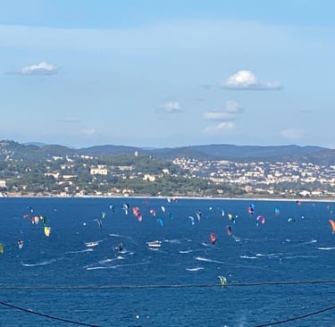 Kitesurf et wingfoil à l’almanarre