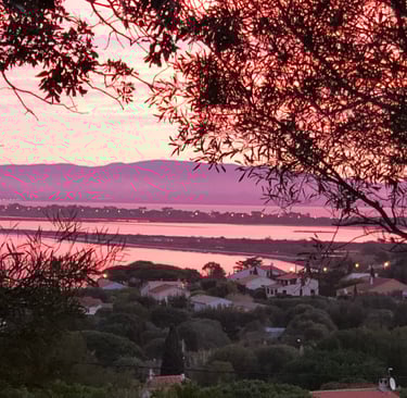 Levé de soleil sur les salins de la presqu’île de giens