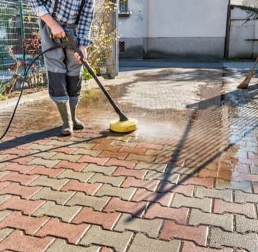 Fassaden-, Dach-, Fenster-, PV- und Pflastersteinreinigung von Easy-Sauber – gründlich, professionel