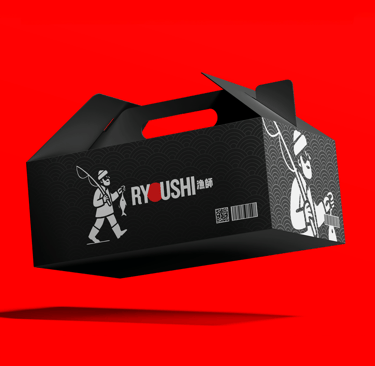 Embalagem preta estilizada da marca Ryoushi em fundo vermelho vibrante, com ilustração de pescador e