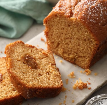 Budín de vainilla relleno con dulce de leche