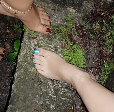 pies de freta y galatea sobre musgo y cemento desnudos