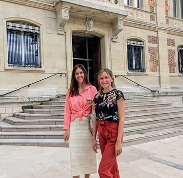 Victoria Ricard et Charlotte Goutard devant la Mairie de Montrouge