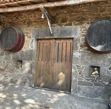 Entrada a la bodega de Adegas Dona Paca