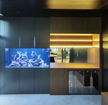 Revestimiento de pecera en lacado grafito con puertas push. Mueble para bar en nogal,.