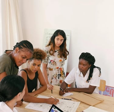 réunion de cinq femmes qui parlent de leur projet
