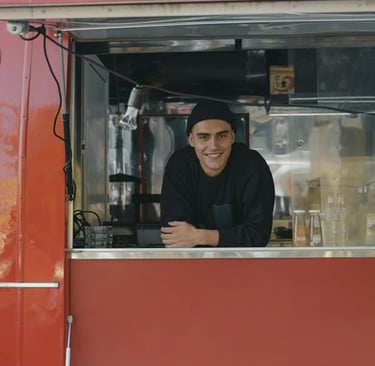 traiteur à la venêtre de son restaurant mobile (camionnette)