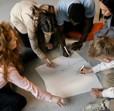 un group de personne écrivant sur une feuille pour trouver des idées