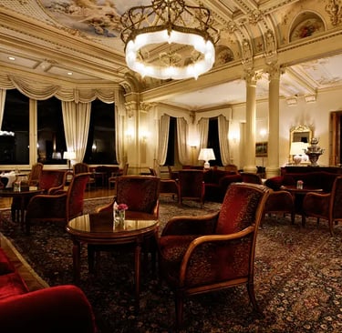 reception d'hotel de luxe avec des tables et des chaises