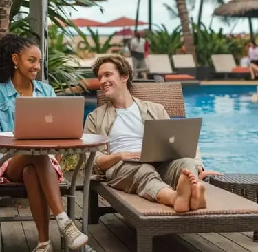 Un couple de nomades digitaux devant une piscine