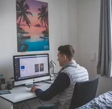Un homme créant un site web avec hostinger