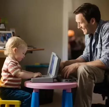 Un père et son jeune fils devant un jeu éducatif