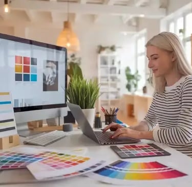 femme choisissant les couleurs pour son futur site web