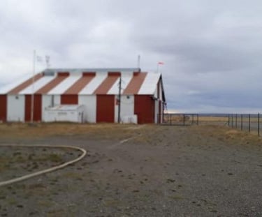 Imagen actual del hangar del Aeroclub Río Gallegos. El hangar fue construído en 1939