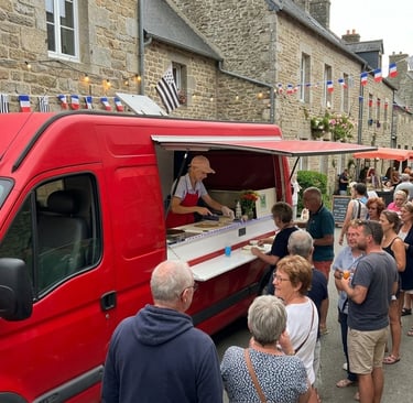fête de village bretonne avec le virginia food truck servant des galettes saucisses à une longue file de visiteurs