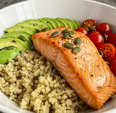 Bowl de Quinoa con Salmón y Aguacate