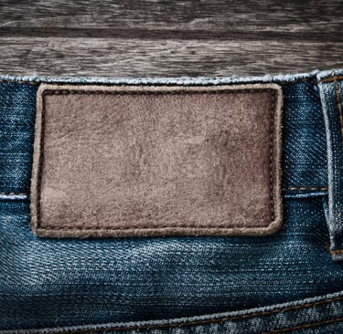 Rongzhiyue: Leather label patch on jeans