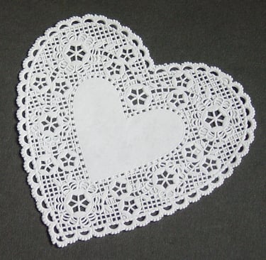 Rongzhiyue: White heart-shaped doily