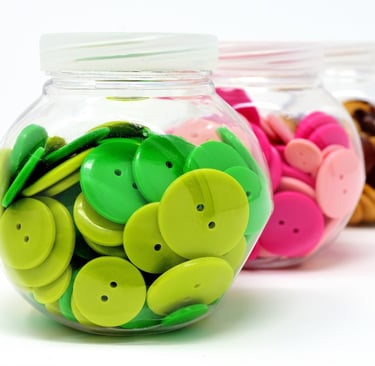 Rongzhiyue: display of colorful buttons in jars