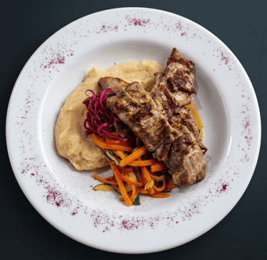 Ribs de Cordero Victoriense con puré de piñones y verduras salteadas en Yukatan, Victoria