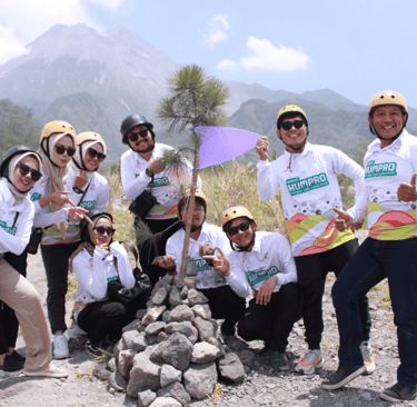 Peserta amazing race merapi jogja menyelesaikan misi pos terakhir