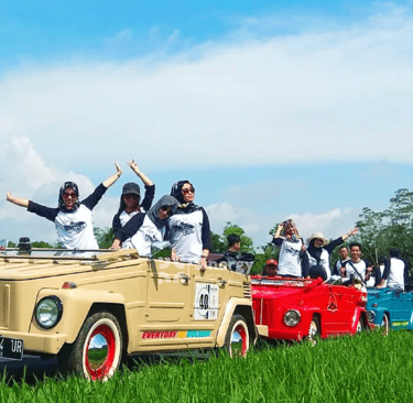 VW Safari borobudur melintasi persawahan yang ada di pedesaan dekat candi borobudur