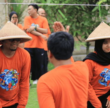 Permainan Caping Race salah satu games outbound jogja yang melatih komunikasi
