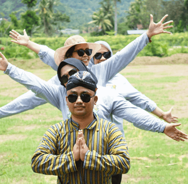 Foto bersama menggunakan baju adat jawa sebagai salah satu misi amazing race