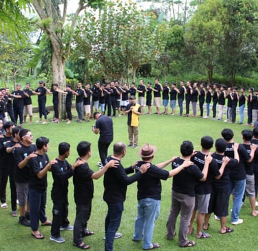 Peserta outbound bekerja sama dalam tantangan tim untuk meningkatkan keterampilan leadership
