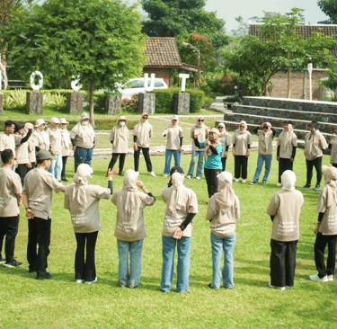 "Peserta outbound di Jogja sedang mengikuti aktivitas team building di alam terbuka