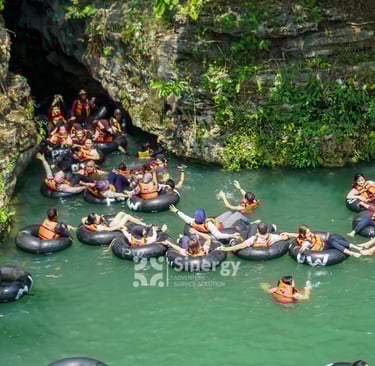 Wisatawan menikmati cave tubing di Goa Pindul Yogyakarta
