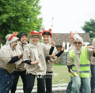 Peserta outbound Jogja sedang melakukan aktivitas team building di alam terbuka
