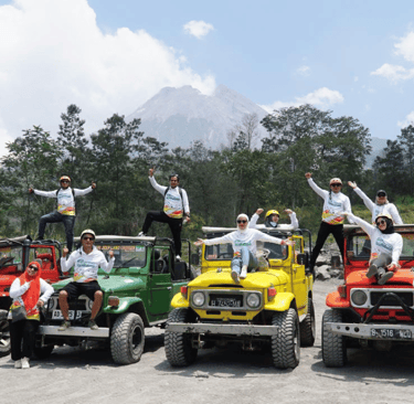 Jeep lava tour merapi dengan latar belakang gunung merapi