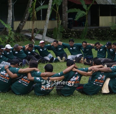 Peserta mengikuti aktivitas team building berbasis experiential learning untuk mengembangkan kolaborasi dan kepemimpinan.
