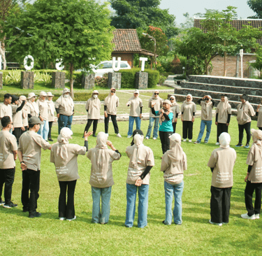 Suasana outbound Jogja penuh kebersamaan, dengan berbagai aktivitas yang mempererat hubungan tim